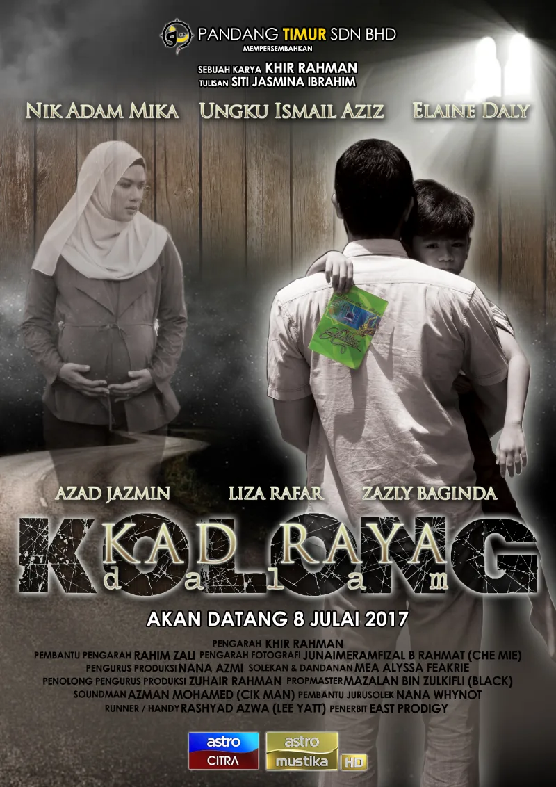 Kad Raya Dalam Kolong poster: a father carrying his son holding a raya card